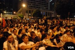 7月2日凌晨有上千名示威者響應學生號召留守在中環遮打道靜坐，至清晨8時後有511名示威者被警方拘捕（美國之音湯惠芸攝）