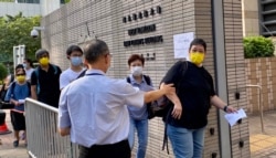 大批香港市民9月10日早上到西九龙裁判法院外排队轮候旁听席，声援国安法被控告的7名支联会常委 (美国之音/汤惠芸)