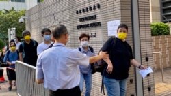 大批香港市民9月10日早上到西九龍裁判法院外排隊輪候旁聽席，聲援國安法被控告的7名支聯會常委 (美國之音湯惠芸)