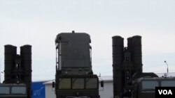 莫斯科國防武器展上首次展出的S-400防空導彈。 （美國之音白樺拍攝）
