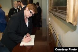 澳大利亚国防部长佩恩2016年10月5日访问五角大楼并在访客簿上签名（美国国防部照片）