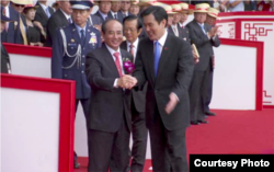 马英九与王金平握手同行（中华民国国庆筹备委员会组织提供）