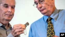 麦克丹尼尔兄弟接过父亲韩战阵亡时携带的狗牌（美联社）