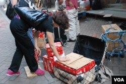 有水貨客在店舖購買數十盒同一品牌的朱古力，在店舖外裝貨