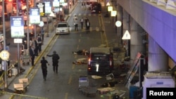 機場外可以見到在地上的死者屍體