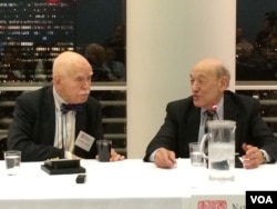 孔杰荣（左）和傅高义在讲台上 (2015年2月18日，美国之音方冰拍摄)