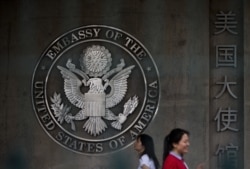 2013年5月31日，星期五，中國婦女走進美國駐北京大使館的簽證申請區。（美聯社照片/黃德華）