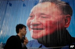 资料照：2010年10月21日，上海街头竖立的中国前领导人邓小平的宣传画。