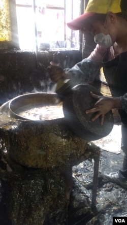 沃尔玛代工厂广东万事泰不锈钢厂的女工