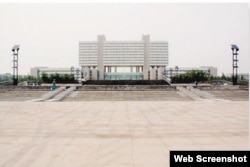 德州形似“黄”字的政府办公大楼（网络截图）。