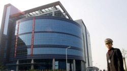 资料照：中芯国际在上海开业时一名保安站在楼前。（2001年11月22日）