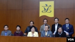 多位有參與雨傘運動的泛民主派立法會議員召開記者會表示，會在金鐘佔領區通宵留守，等待警方清場時拘捕他們 (美國之音 湯惠芸攝)
