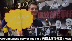 有外國遊客支持"一人一照片"行動