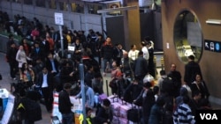 港府展開多次打擊水貨客行動後，最近仍有大批水貨客聚集在上水火車站出入口，阻塞行人路