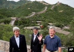 (左起）美国国务卿克里，财政部长雅各布·卢和驻华大使博卡斯游览北京八达岭长城（2014年7月8日）
