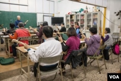 台湾唸歌团团长叶文生用自创的新方法收徒授课。（美国之音记者方正拍摄）