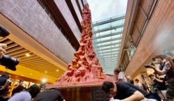 支联会副主席何俊仁表示，支联会每年洗刷国殇之柱，代表香港人的言论自由，坚持信念，争取平反六四 (美国之音/汤惠芸)