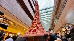 支聯會副主席何俊仁表示，支聯會每年洗刷國殤之柱，代表香港人的言論自由，堅持信念，爭取平反六四 (美國之音湯惠芸)