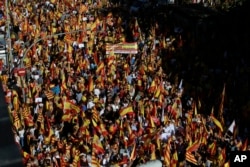 示威者们在巴塞罗那游行，抗议加泰罗尼亚政府试图从西班牙分离出去的行动(2017年10月8日)。