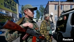 乌克兰亲俄武装分子把守顿涅茨克郊外的检查站（20145年9月6日）