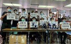 参与2020年7月中举行的香港民主派立法会35+初选的抗争派社运人士及现任区议员， 1月6日早上被警方上门拘捕，指控他们违反港区国安法颠覆中国国家政权罪。前香港众志秘书长黄之锋(前排左二)目前正在监狱服刑，据报道警方1月6日到他家中搜查， 这次是黄之锋首次被控涉嫌触犯国安法的罪名 (美国之音/汤惠芸)