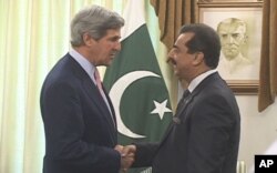 美国国会参议员约翰.克里5月16日在伊斯兰堡会晤巴基斯坦总理吉拉尼