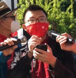 洛杉矶加州大学缅甸学生会主席林吞在集会上发表慷慨激昂的抗议演说。(美国之音2021年2月20日）