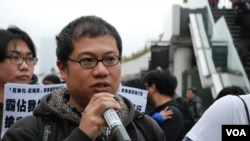 梁金成表示，大陸自由行旅客太多，直接影響港人生活 (美國之音特約記者 湯惠芸拍攝)