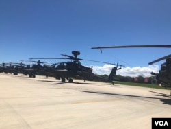台湾陆军航空29架阿帕奇攻击直升机完成全作战能力的成军目标。（美国之音记者萧洵摄影）