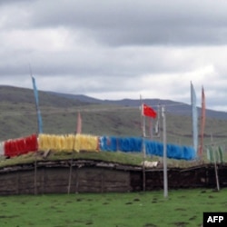 经幡与国旗共舞