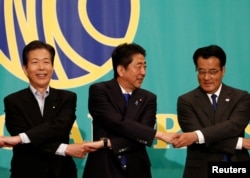 日本首相、执政的自民党领袖安倍晋三（中）、民主党领袖冈田克也（右）、公明党领袖山口那津男参加竞选辩论