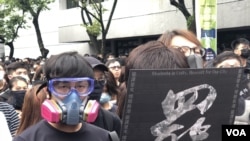有學生戴上防毒面具參與中大百萬大道的反送中罷課集會。(攝影: 美國之音湯惠芸）