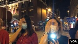 823香港之路活動接近尾聲之際，參加者用手遮蓋右眼，抗議8-11警方在尖沙咀清場期間，涉嫌近距離發射布袋彈射爆一名女急救員的右眼球，這個遮眼行動稱為”eye for Hong Kong”。(美國之音湯惠芸)