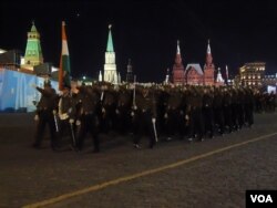 5月4日紅場閱兵彩排中的印度軍隊(美國之音白樺拍攝)