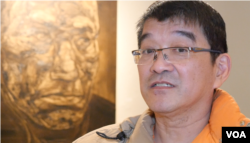 收藏莫鴻勳作品的蔡繼明也是畫家（美國之音國符拍攝）