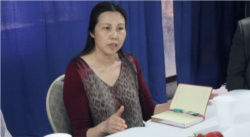 资料照：郭飞雄妻子张青介绍郭飞雄狱中情况（美国之音方冰拍摄）