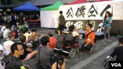 首次有公務員8月2日在遮打花園發起反送中集會，要求特首林鄭月娥盡快回應民間5大 訴求。(攝影: 美國之音湯惠芸）