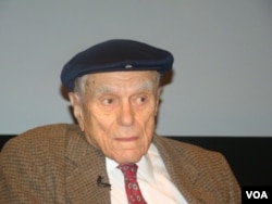 美国的中共党员李敦白（美国之音宋德成拍摄）