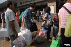 中秋節將至，上水火車站外出現攜帶月餅及大量朱古力的疑似水貨客