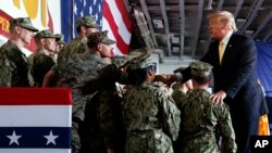 特朗普總統2019年5月28日在停靠於橫須賀的“黃蜂號”軍艦上舉行的陣亡將士紀念 日活動中探望美軍官兵