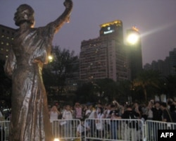 新民主女神像在维多利亚公园内