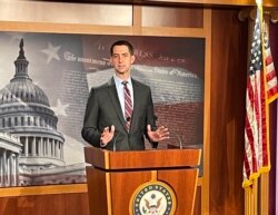 共和黨參議員湯姆·科頓在國會山召開記者會呼籲拜登行政當局全面抵制北京冬奧會。（2021年11月18日）