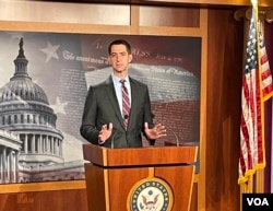 共和党联邦参议员汤姆·科顿2021年11月18日在国会山召开记者会呼吁拜登政府对2022年北京冬奥会采取全面抵制。（美国之音李逸华拍摄）