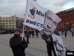 普京民意支持率达到空前。俄罗斯吞并克里米亚后，3月18日莫斯科红场庆祝集会上的普京支持者 (美国之音白桦 拍摄)