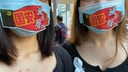香港市民I小姐及T小姐在口罩上貼上反對港牌國安法的標語，呼籲香港人發揮流動文宣的創意。(美國之音湯惠芸)