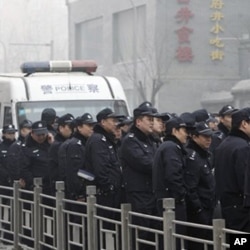 北京的警察严阵以待，戒备在一家麦当劳附近，应对准备参加“茉莉花革命”的示威者