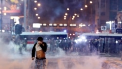 一名男子在香港防暴警察向示威者释放的催泪弹烟雾中奔跑（路透社2019年10月27日）