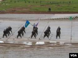 中亞安全只能依靠俄羅斯？俄軍秀肌肉，今年夏季俄空降兵在莫斯科郊外表演。（美國之音白樺拍攝）