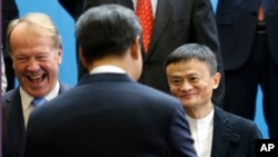 中國領導人習近平（中）在參觀位於華盛頓州微軟總部時與阿里巴巴執行董事長馬雲（右）握手。 (2015年9月23日)