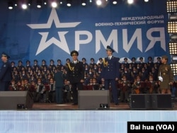 亚历山大红旗歌舞团去年夏季在俄国防部组织的一次国际军事活动上在莫斯科郊外演出。